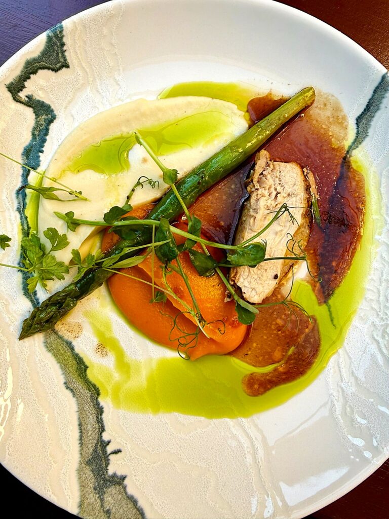 Perlhuhn mit Süßkartoffelcreme und grünem Spargel