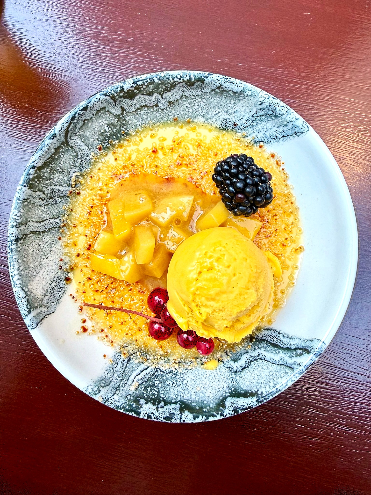 Crème Brûlée mit Mango-Komponenten