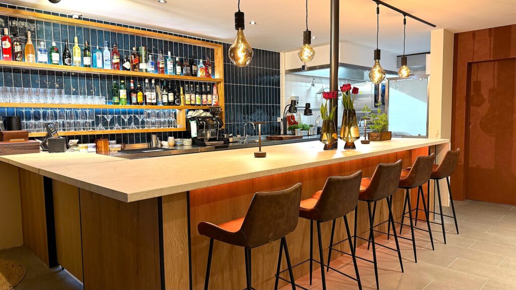 Barbereich im The Brown mit Barstühlen und Auswahl an Getränken