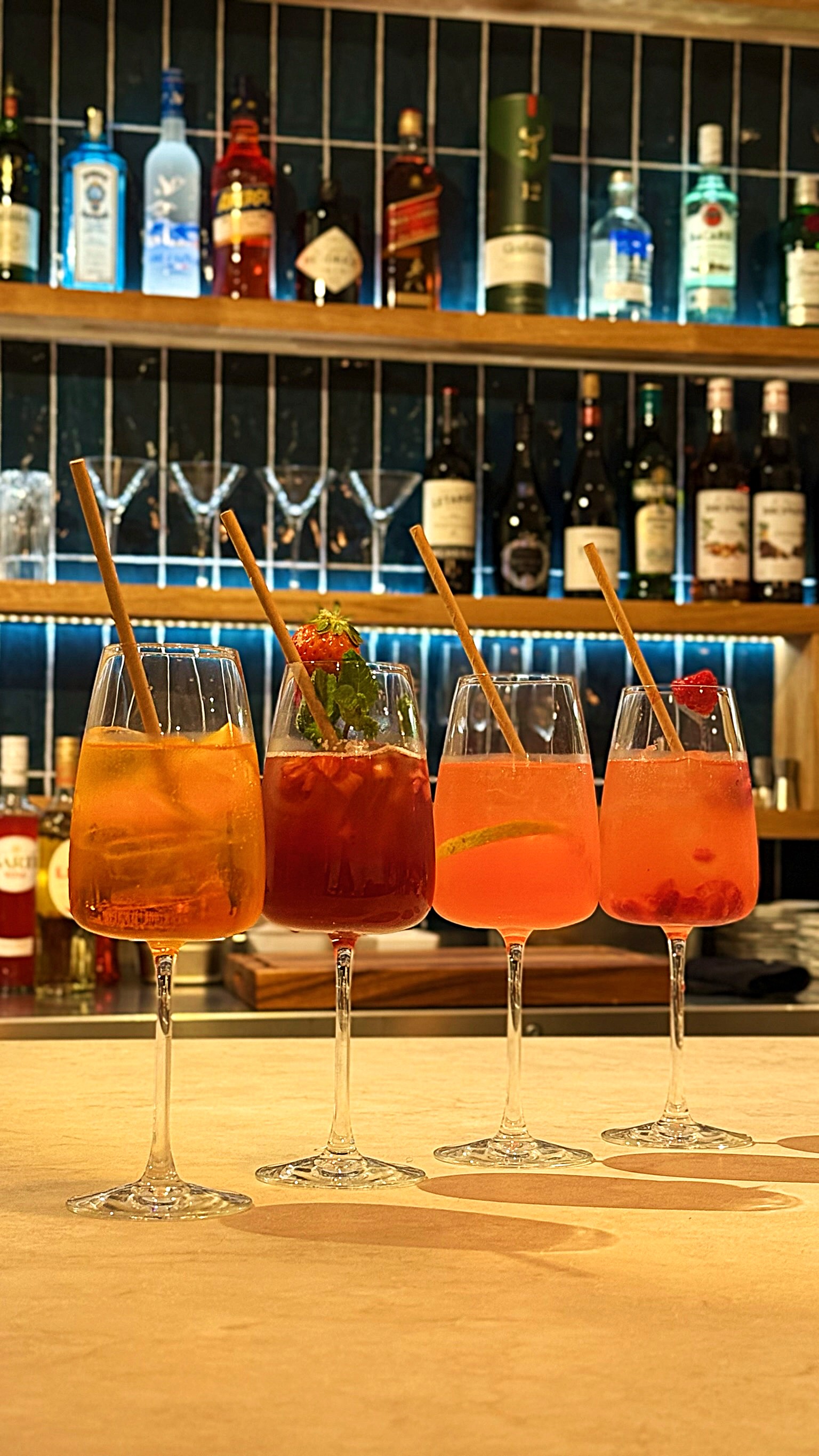 Vier verschiedene Getränke vor der Bar