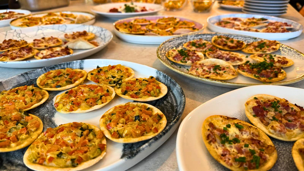 Frisch zubereitete Mini-Pizzen auf einem Serviertablett