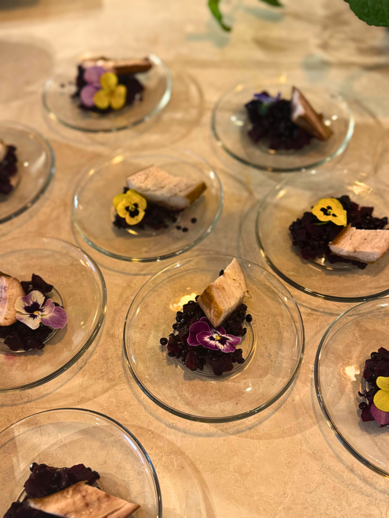 Kleine, stilvoll angerichtete Catering-Häppchen auf einem Serviertablett