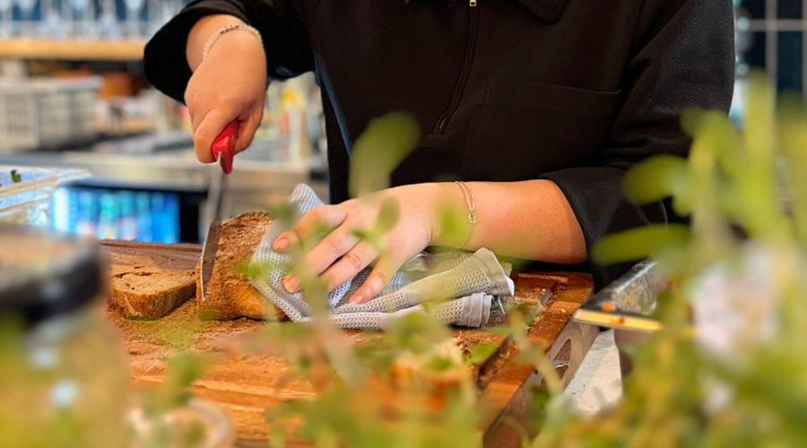 Service-Mitarbeiterin schneidet frisches Brot für eine Veranstaltung