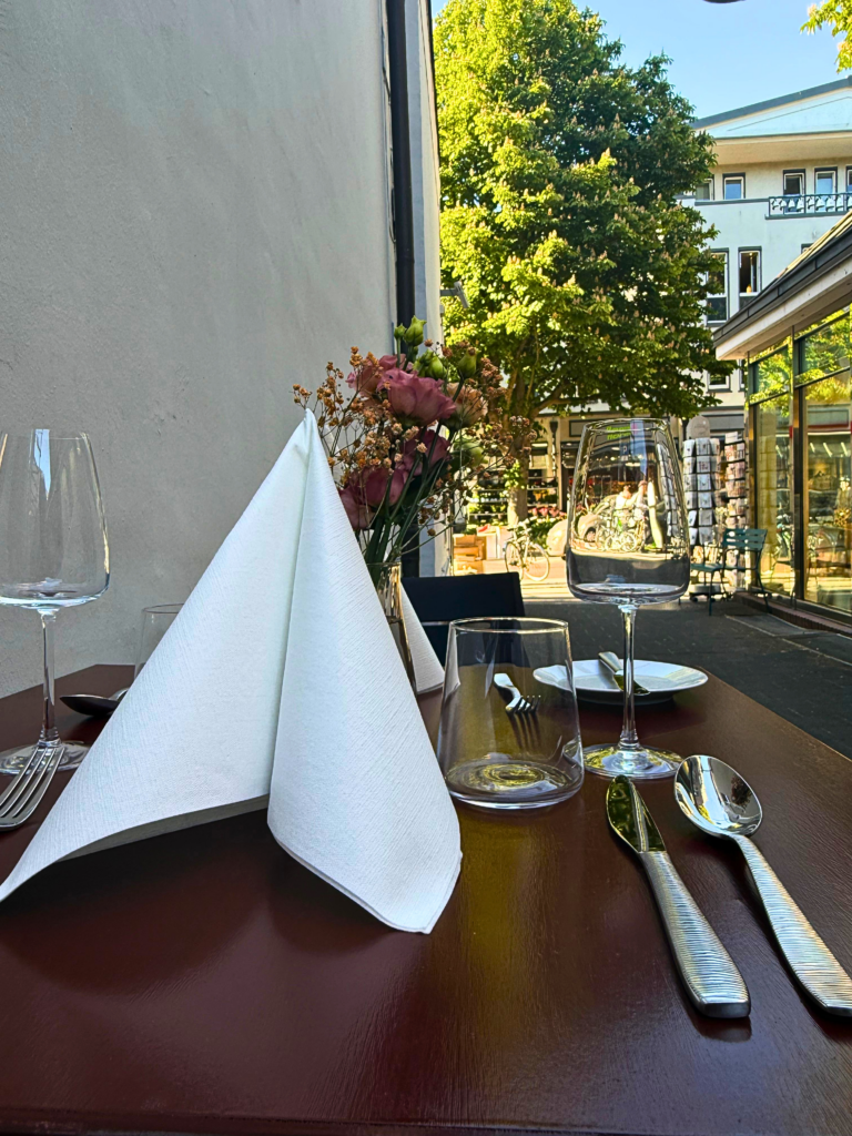 Stilvoll gedeckter Tisch bei einer Outdoor-Veranstaltung
